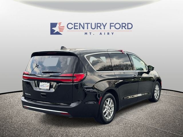Used 2025 Chrysler Pacifica - photo 1