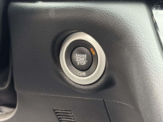Used 2025 Chrysler Pacifica - photo 24