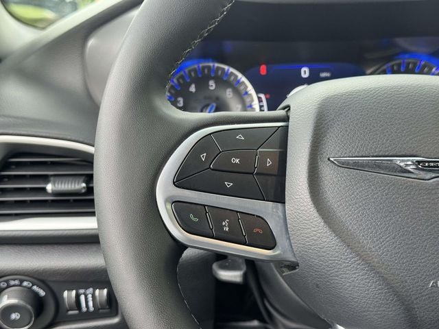 Used 2025 Chrysler Pacifica - photo 25