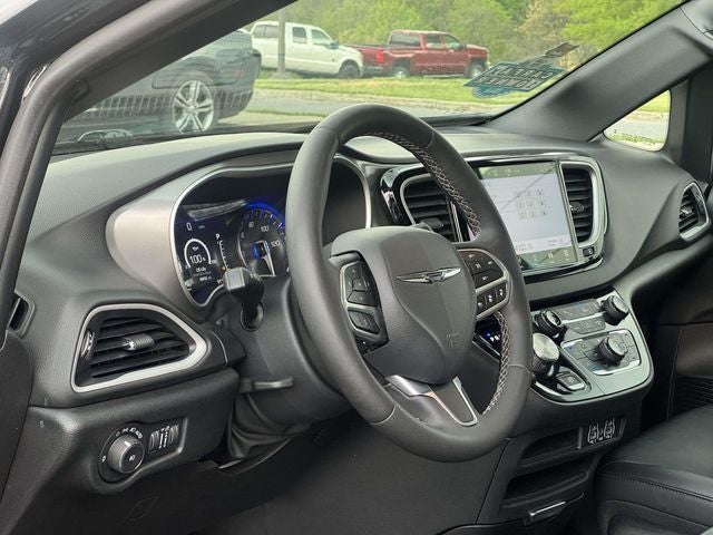 Used 2025 Chrysler Pacifica - photo 30