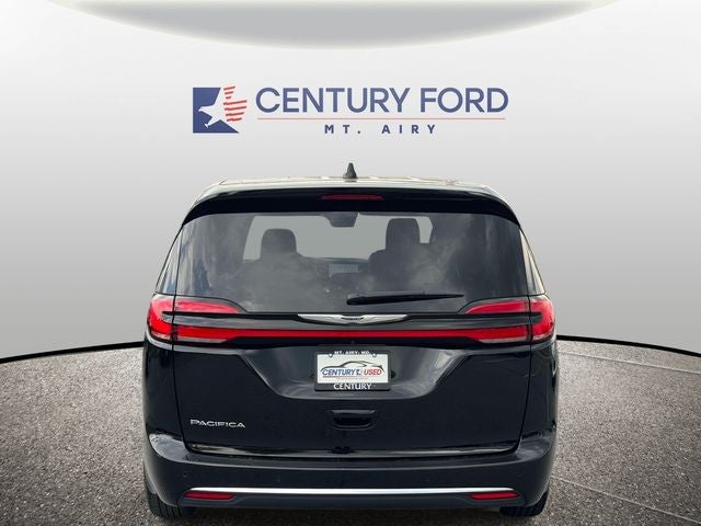 Used 2025 Chrysler Pacifica - photo 2