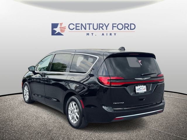 Used 2025 Chrysler Pacifica - photo 5