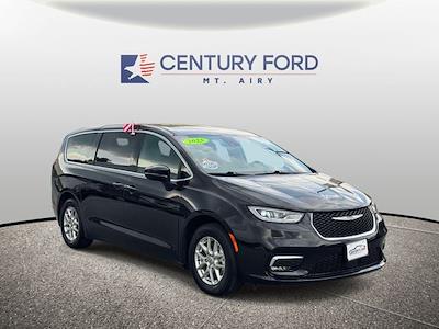 Used 2025 Chrysler Pacifica - photo 1