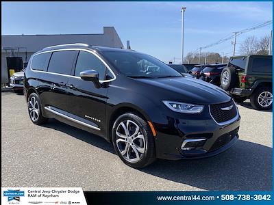 Used 2025 Chrysler Pacifica - photo 1