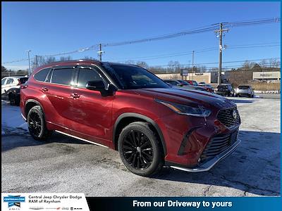 Used 2023 Toyota Highlander - photo 1