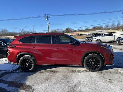 Used 2023 Toyota Highlander - photo 1