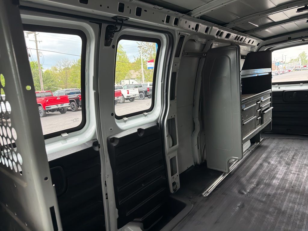 Used 2017 Chevrolet Express 2500 - photo 10