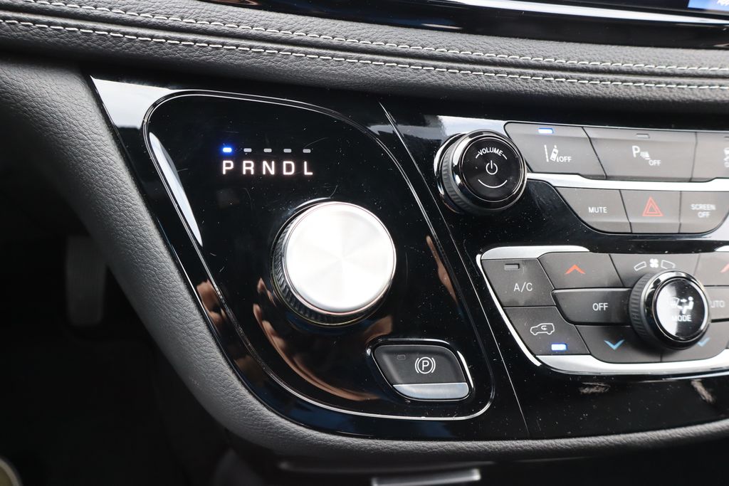 Used 2025 Chrysler Pacifica - photo 12