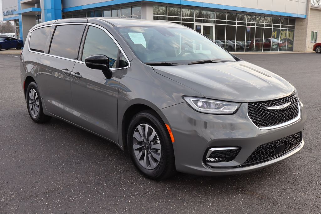 Used 2025 Chrysler Pacifica - photo 2