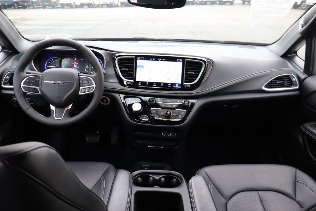 Used 2025 Chrysler Pacifica - photo 23