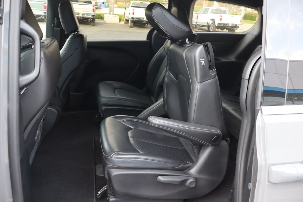 Used 2025 Chrysler Pacifica - photo 28