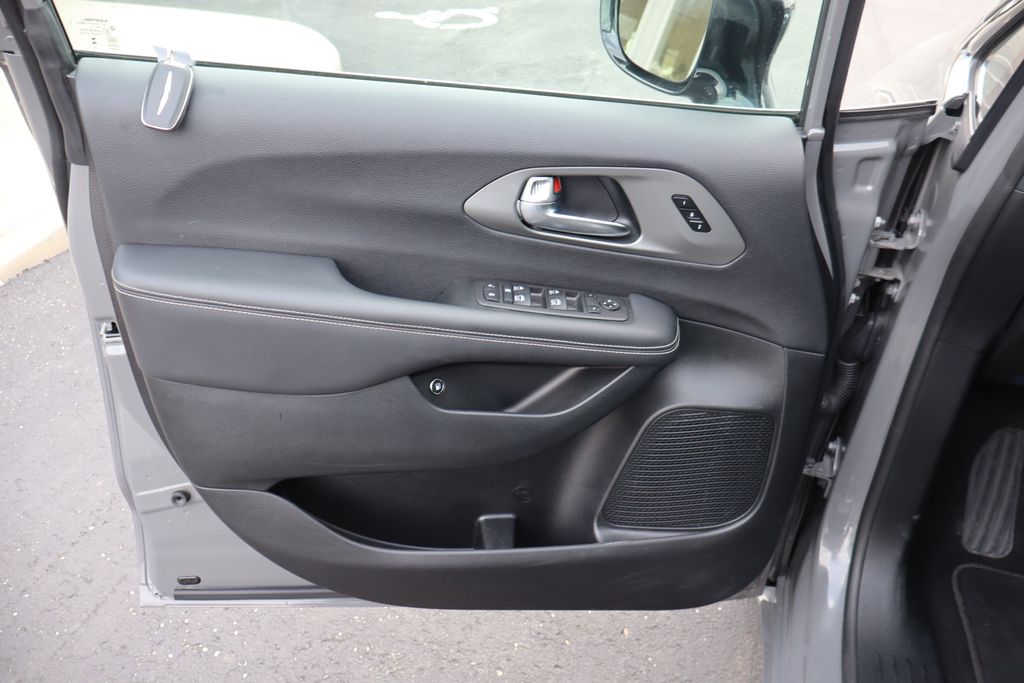 Used 2025 Chrysler Pacifica - photo 33