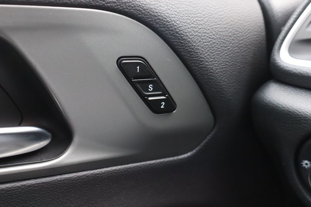 Used 2025 Chrysler Pacifica - photo 34
