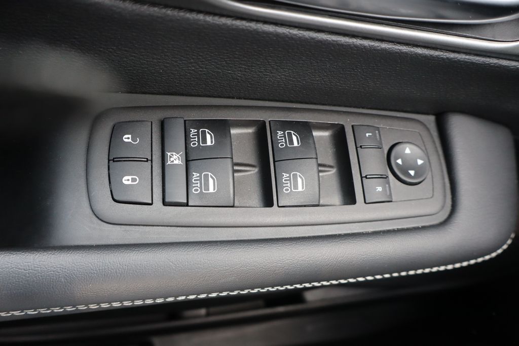 Used 2025 Chrysler Pacifica - photo 35