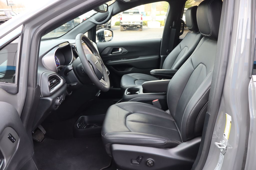 Used 2025 Chrysler Pacifica - photo 7