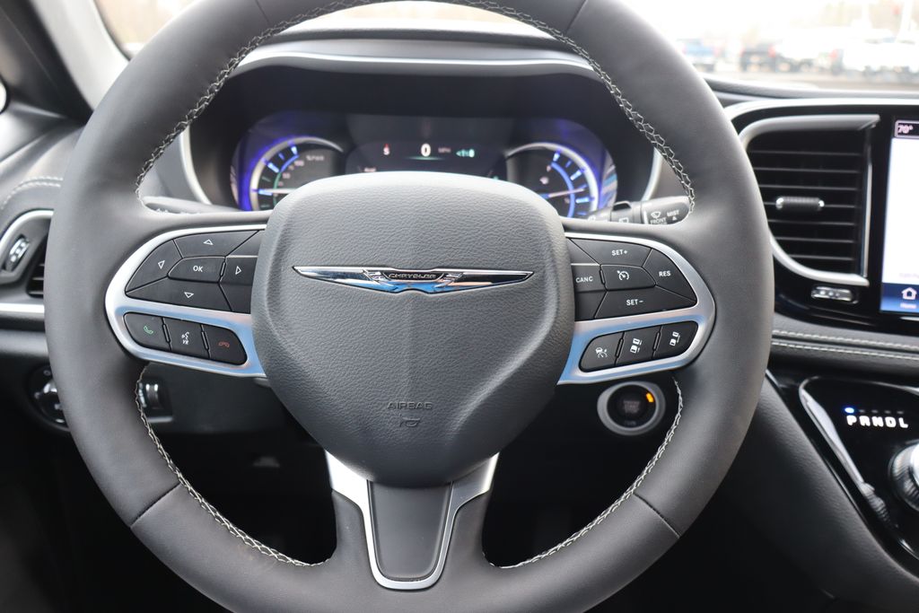 Used 2025 Chrysler Pacifica - photo 9