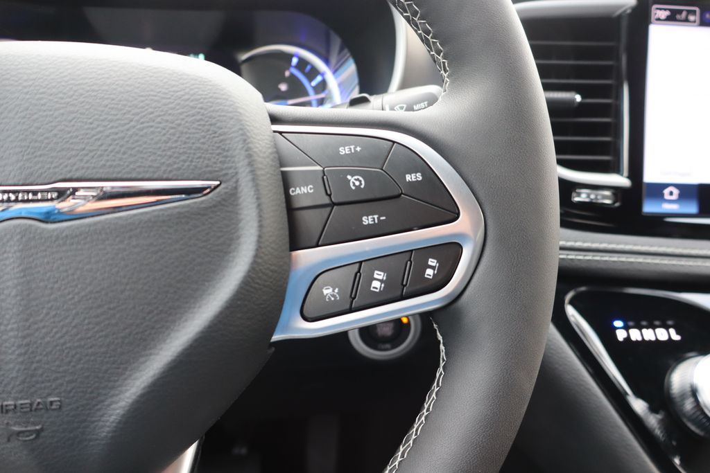Used 2025 Chrysler Pacifica - photo 11