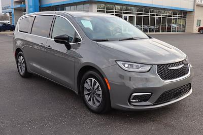 Used 2025 Chrysler Pacifica - photo 1