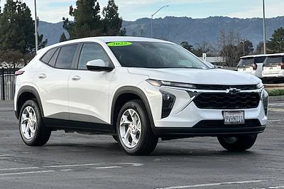 Used 2025 Chevrolet Trax - photo 1