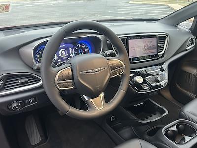 Used 2025 Chrysler Pacifica Select Minivan for sale #B23180 - photo 2