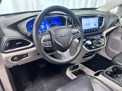 Used 2023 Chrysler Pacifica - photo 1