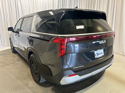 Used 2025 Kia Carnival - photo 1