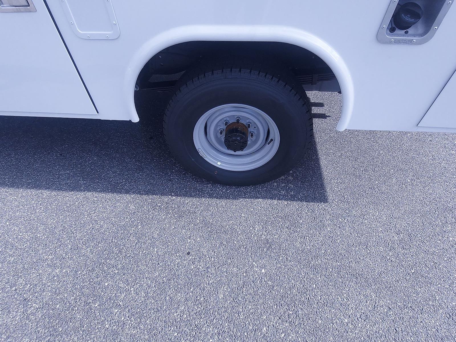 New 2027 Ford E-350 - photo 2