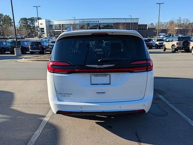 Used 2023 Chrysler Pacifica - photo 1