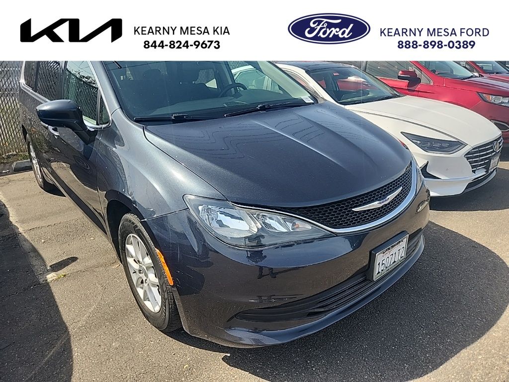 Used 2019 Chrysler Pacifica LX Minivan - photo 1