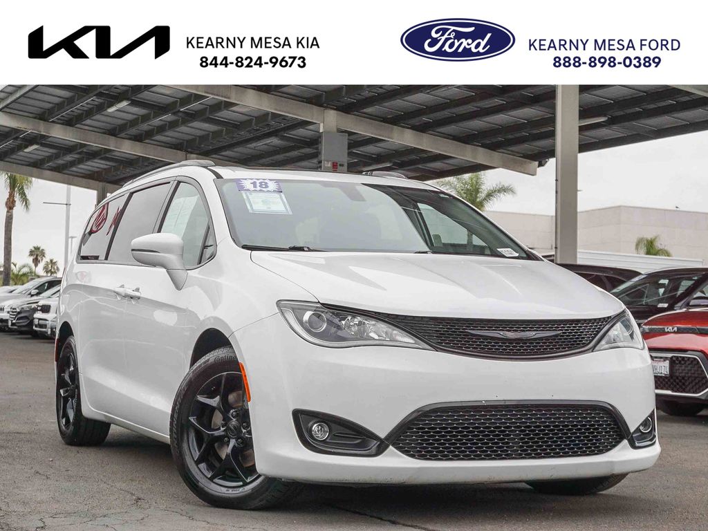Used 2018 Chrysler Pacifica - photo 2