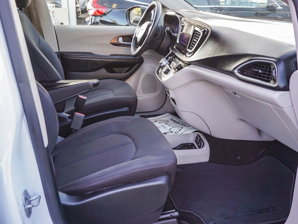 Used 2017 Chrysler Pacifica - photo 15