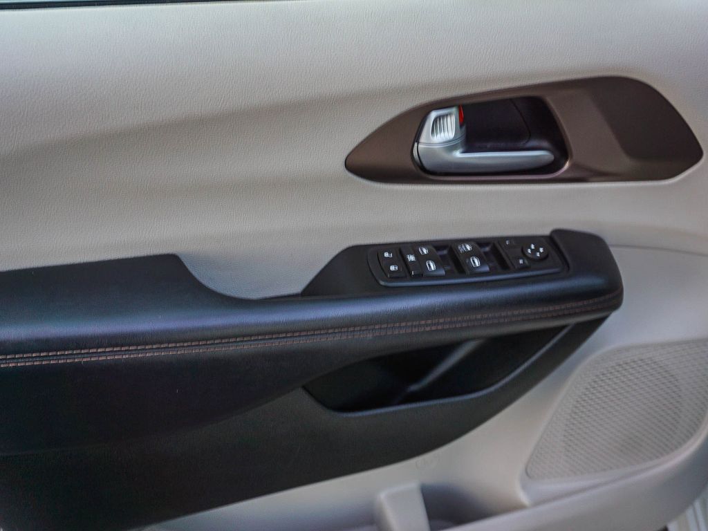 Used 2017 Chrysler Pacifica - photo 21