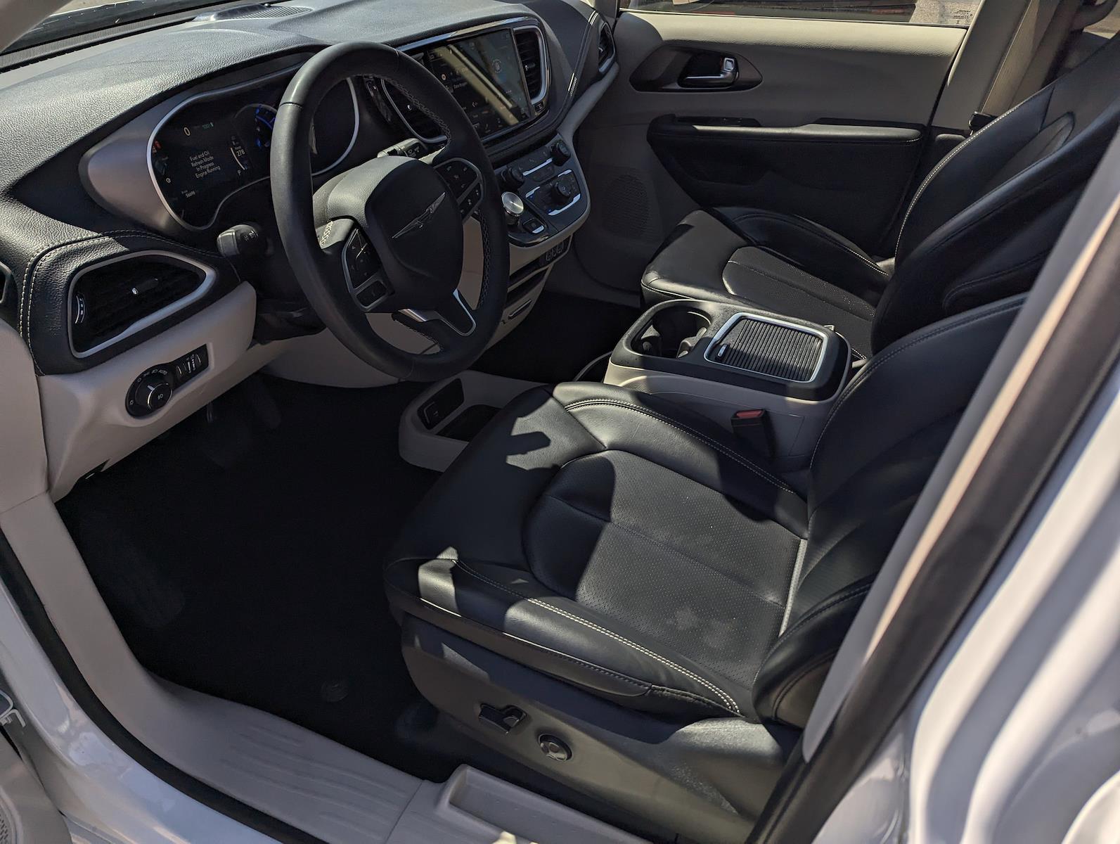 Used 2023 Chrysler Pacifica - photo 11