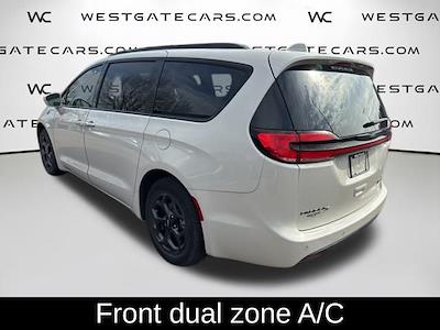 Used 2021 Chrysler Pacifica - photo 1