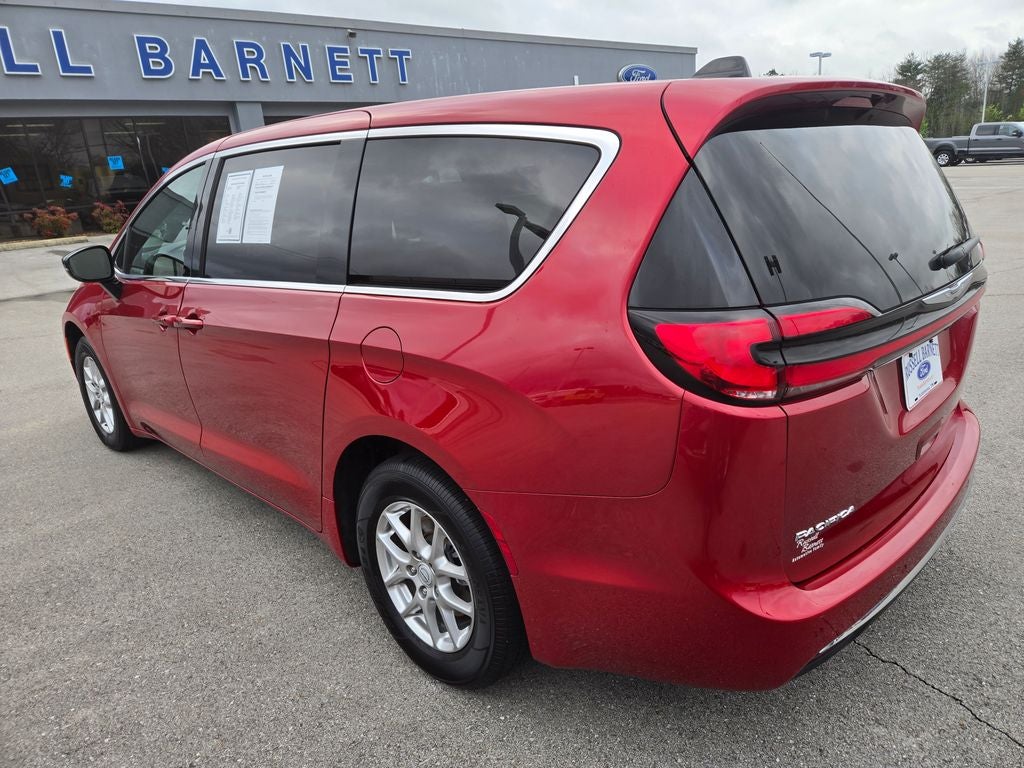 Used 2025 Chrysler Pacifica - photo 2