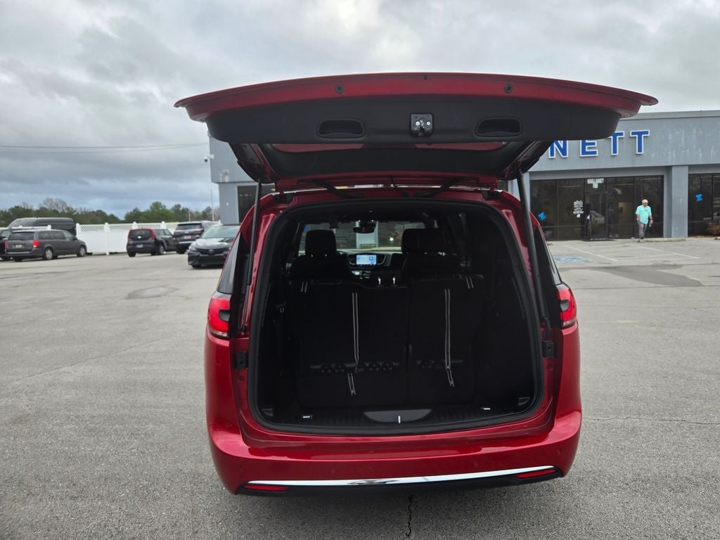 Used 2025 Chrysler Pacifica - photo 7