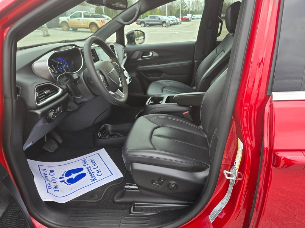 Used 2025 Chrysler Pacifica - photo 9