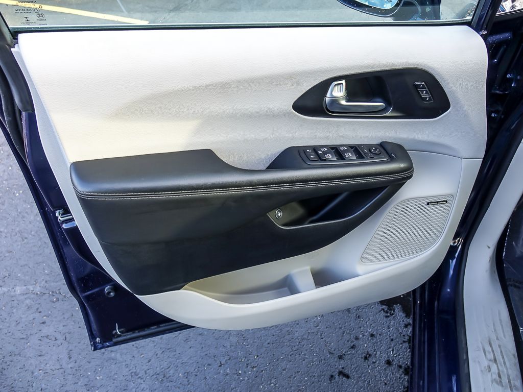 Used 2020 Chrysler Pacifica - photo 24
