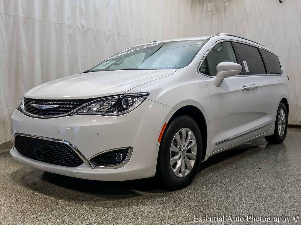 Used 2018 Chrysler Pacifica - photo 1