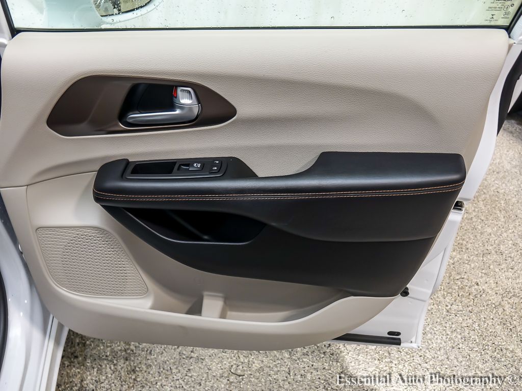 Used 2018 Chrysler Pacifica - photo 26