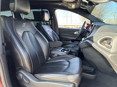 Used 2023 Chrysler Pacifica Touring L Minivan for sale #619406 - photo 2