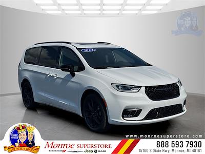 2024 Chrysler Pacifica AWD Minivan for sale #M109333S - photo 1