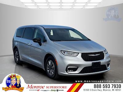 Used 2024 Chrysler Pacifica - photo 1