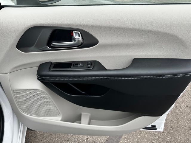 Used 2023 Chrysler Pacifica - photo 16