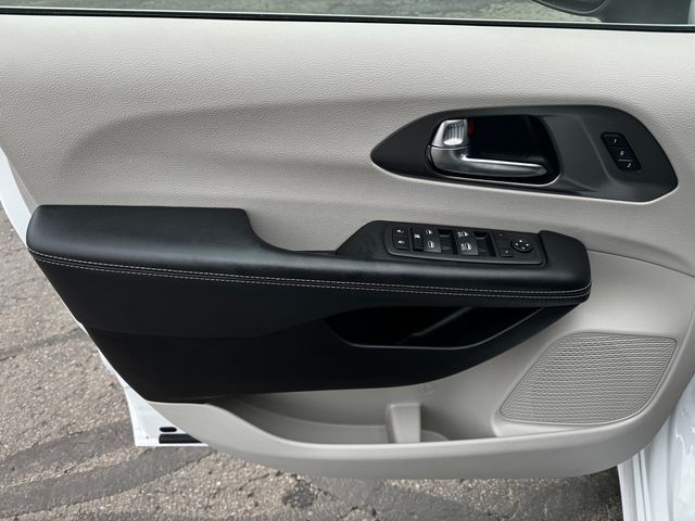 Used 2023 Chrysler Pacifica - photo 24