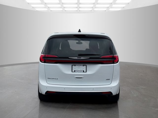 Used 2023 Chrysler Pacifica - photo 8