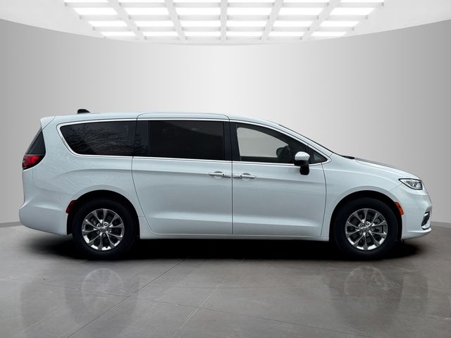 Used 2023 Chrysler Pacifica - photo 10