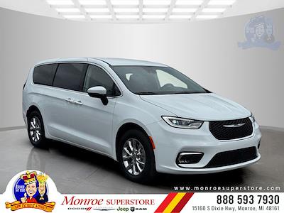 Used 2023 Chrysler Pacifica - photo 1