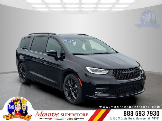 Used 2025 Chrysler Pacifica - photo 1