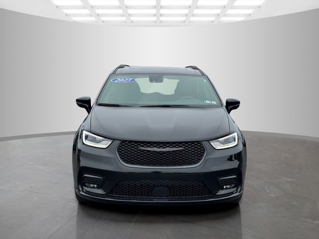 Used 2025 Chrysler Pacifica - photo 2